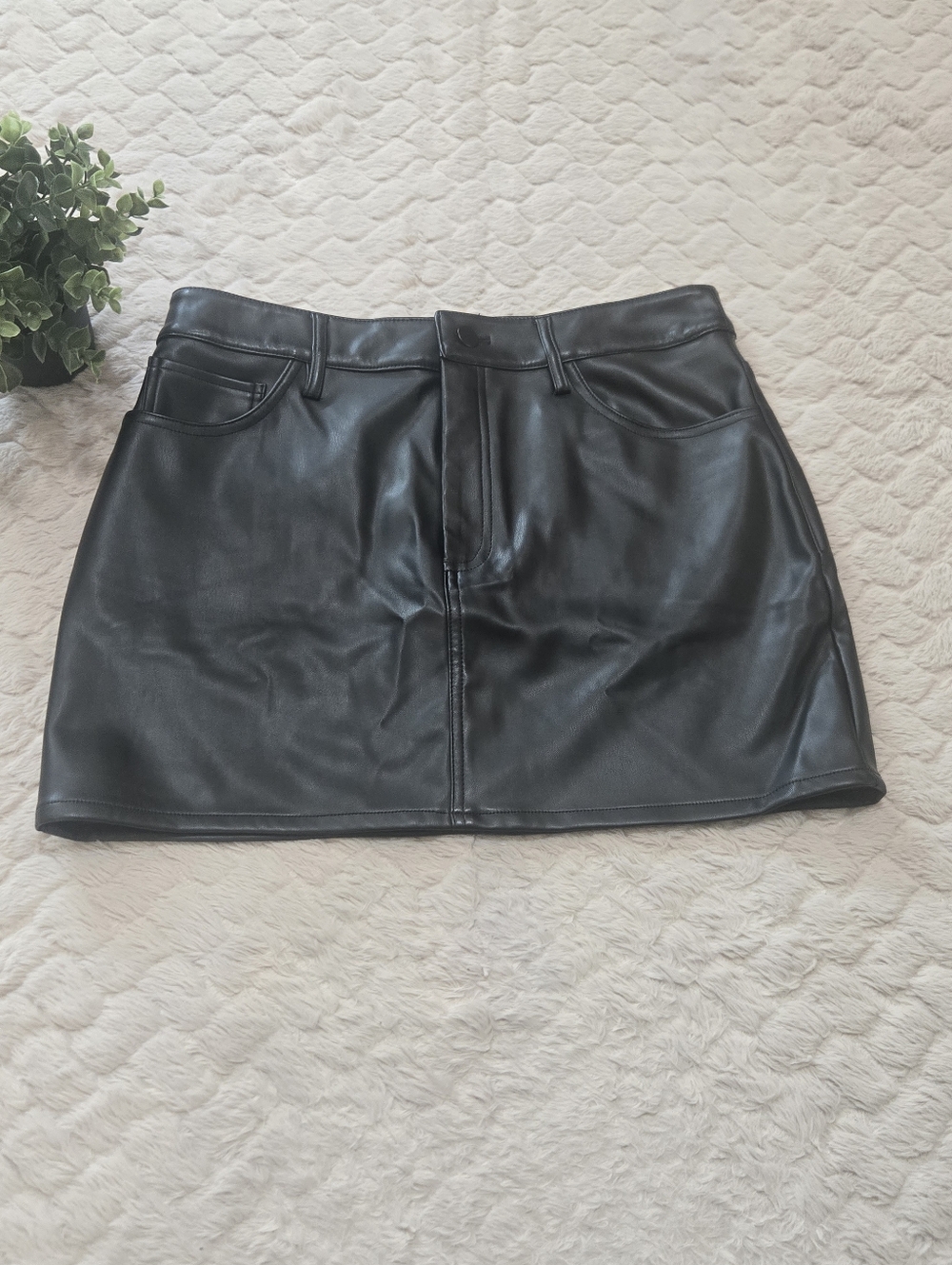 VENUS Black Faux-Leather Edgy Mini-Skirt, Size 6